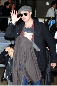 brad pitt med babyslynge