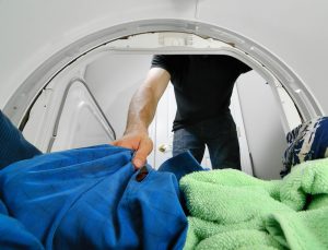 Kan jeg putte alt tøj i tørretumbleren?