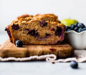 Brød med banan, æble og blåbær