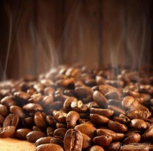 Kaffebønnerne bliver ristet